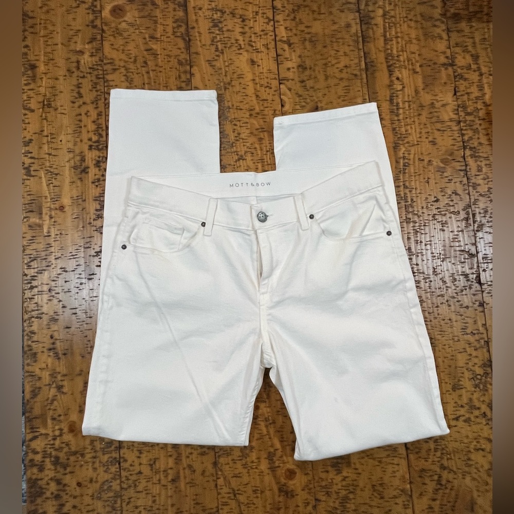 Mott&Bow boyfriend denim 30x30 white in color no dingy/stains